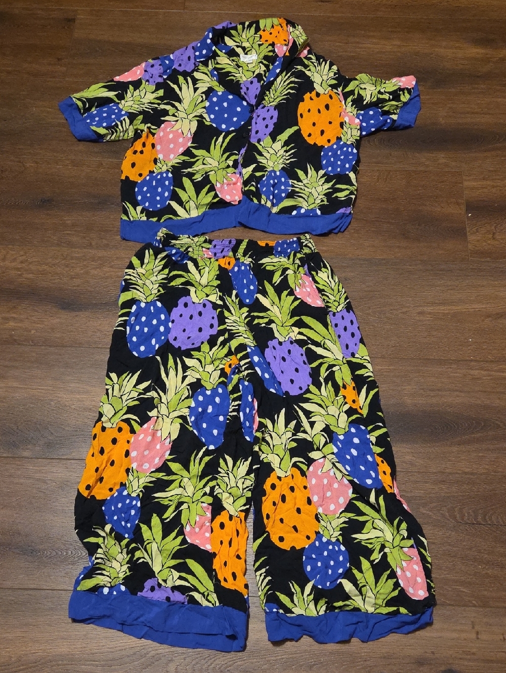 BEAUTY SLEEP SOCIAL 2 piece Capris And Top Medium